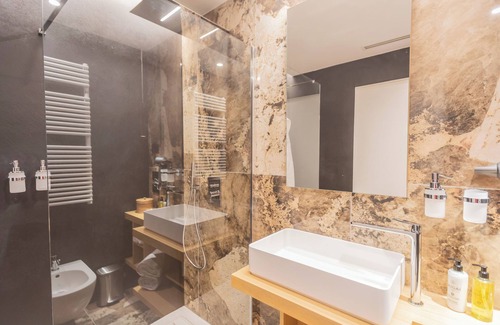 Como House | Pureview Luxury Suites, with breakfast & pool