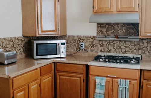 Government Hill Bed & Breakfast | Purple ROOM ! With shared Bathroom inside a house.
