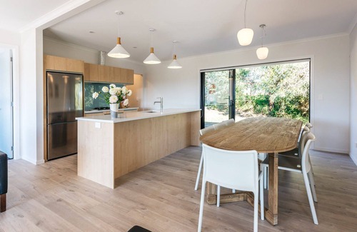 Surfdale House | PUTAKI BAY - KERERU VILLA | Be My Guest