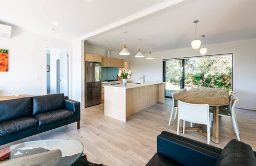 Surfdale House | PUTAKI BAY - KERERU VILLA | Be My Guest