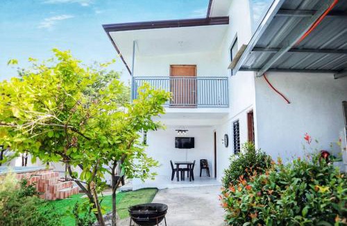 Jala-jala House | Puting Bakod- Vacation Home with Mountain & Lake View