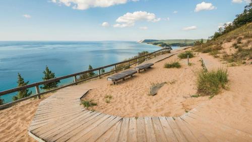Baldwin House | Putman Lake Cabin & Bunkhouse Beach AC Fish