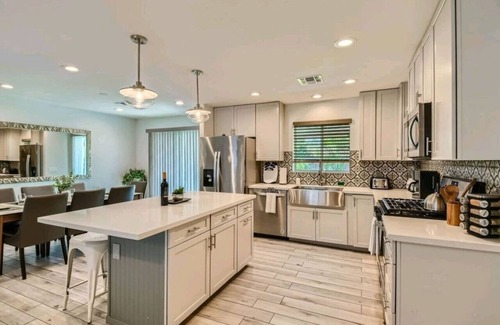 Peaceful Valley House | Putting Green Oasis 10-Min Walk OldTown Scottsdale