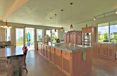 Papaikou House | Puumoi Pink House, 3 bedroom home with sunrise and ocean view.10 minutes to Hilo