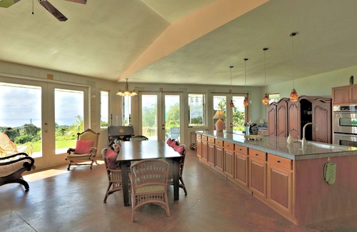 Papaikou House | Puumoi Pink House, 3 bedroom home with sunrise and ocean view.10 minutes to Hilo