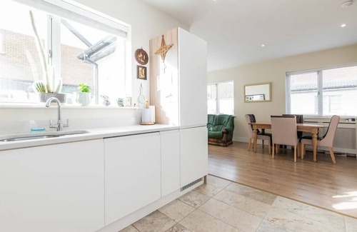 Leopardstown House | Pvt ensuite room, 30 mins transport connection to city center