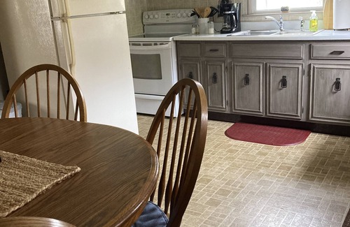 Pymatuning Central Cottage | Pymatuning Lake Walking distance to Espyville Marina!