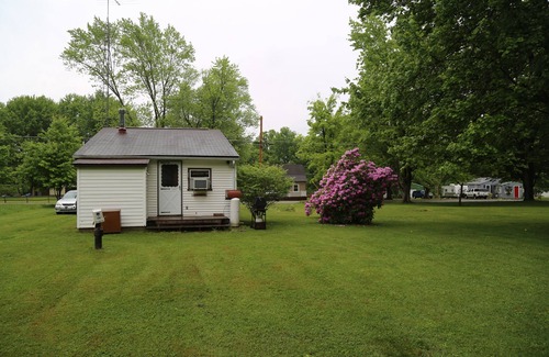 Pymatuning Central Cottage | Pymatuning Lake Walking distance to Espyville Marina!