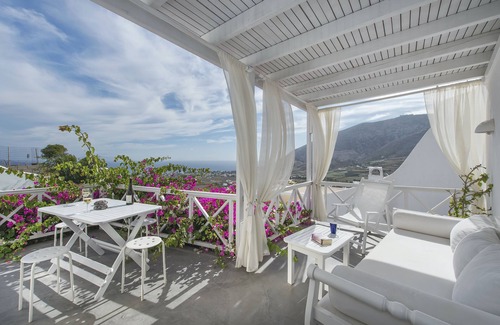 Episkopi Gonias Villa | Pyrgos 3-bed Villa, Sleeps 8, With Pool and Aircon