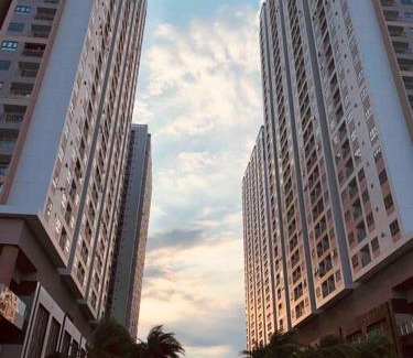 District 7 Apartment | Q7 Riverside 2 bed rooms w River-view, Netflix & Pool