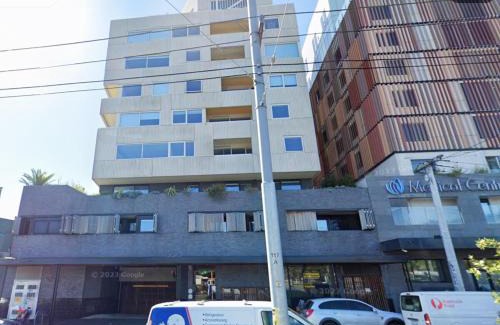 Fitzroy North Apartment | QPF409 - Cozy, Spacious Retreat in Prime Central Location