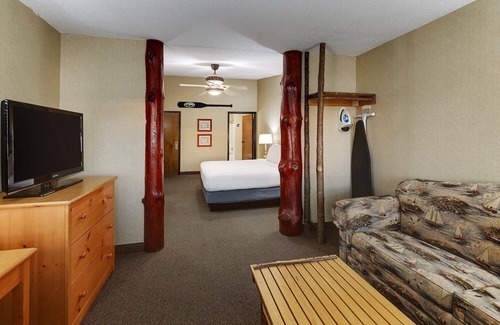Moline Hotel | Quad Cities Charm | Pantry & Outdoor Patio Access, Next to Bike Path