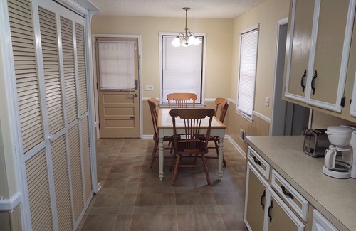 Cayce House | Quaint 3 Bdrm home w/in minutes of USC, Downtown Columbia, Ft Jackson and more