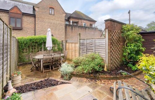 Dorking House | Quaint 3 bed Cottage in central Dorking with parking