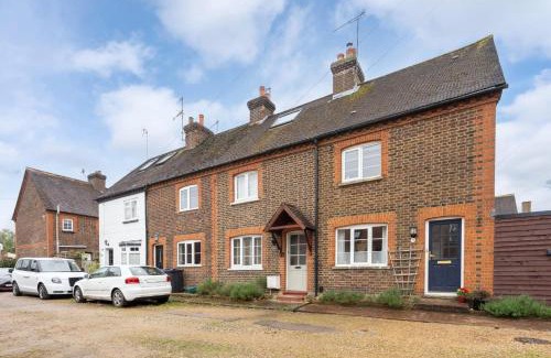 Dorking House | Quaint 3 bed Cottage in central Dorking with parking
