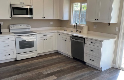 Half Moon Bay House | Quaint 3-bedroom house fenced yard firepit, WiFi HalfMoonBay 3 blocks from beach