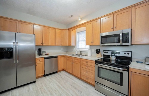 Lynchburg House | Quaint 3Bedroom Home w/King Bed & Fenced Backyard
