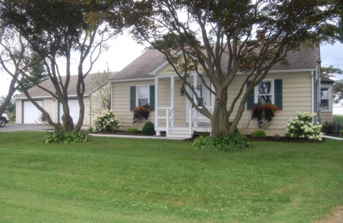 Quarryville Cottage | Quaint & a Big back yard 2-bedroom cottage just 18 minutes from Dutch Wonderland