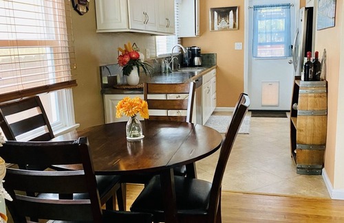 Bay Park House | Quaint and Charming 2 bd, 1 bath, Central Location, easily accessible!