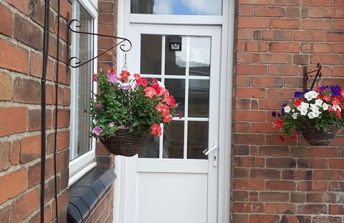 Oakengates Cottage | Quaint and pretty Shropshire cottage