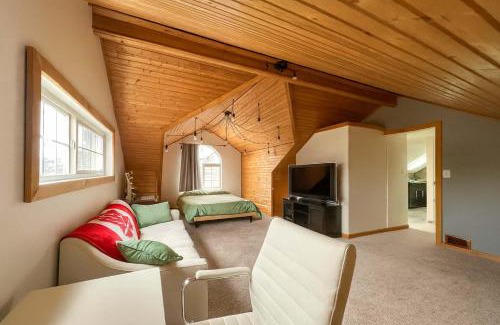 Saanich East Apartment | Quaint Attic Suite w Pool & Deck Access