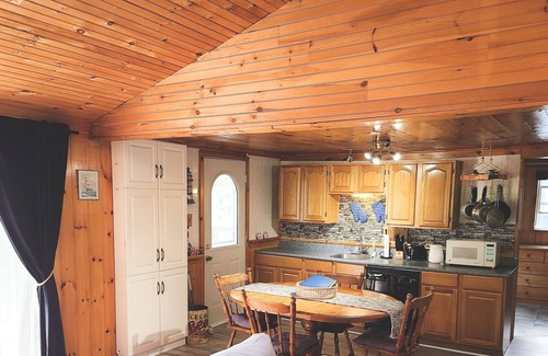 The Bluff Cottage | Quaint beach cottage only 6 minute walk to famous Parlee Beach