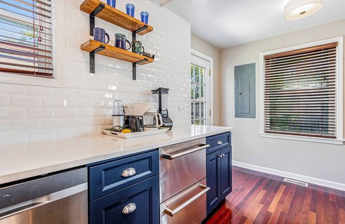 Three Oaks House | Quaint, budget-friendly home walking distance to town with grill - dog-friendly