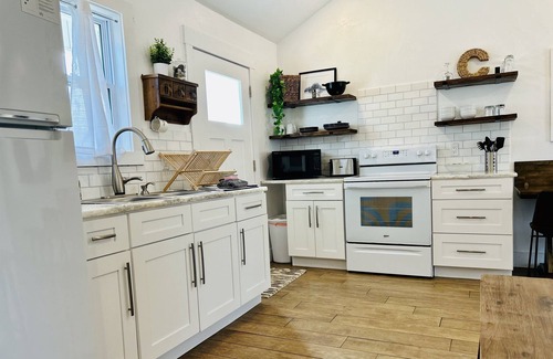 Grove Cottage | Quaint Clean Cottage with Lake Access and King Bed