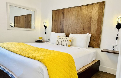 Grove Cottage | Quaint Clean Cottage with Lake Access and King Bed