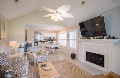 Gulfport Cottage | Quaint Coastal Oasis with a 5-min walk to the beautiful Mississippi Gulf Coast !