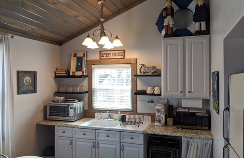 Camden Cottage | Quaint Cottage in Birdsong Creek/KY Lake/TN River. Short and Long-term rental