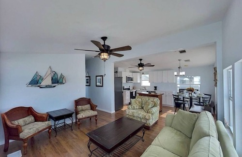Iona House | Quaint Cottage! Peaceful 2 Bedroom, 1 Bath home with AC in Fort Myers