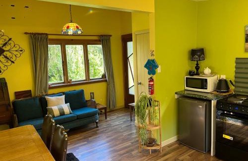 Motueka Valley Apartment | Quaint Country Cottage