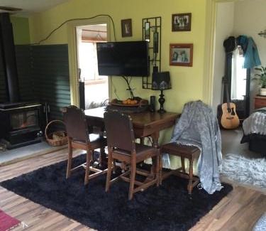 Motueka Valley Apartment | Quaint Country Cottage