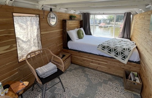 Sandusky Boat Rental | Quaint & Cozy Houseboat @ SoLSTAY