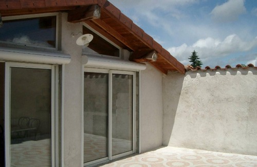 Sainte-Foy-Saint-Sulpice Apartment | Quaint Getaway: Cozy Cottage with Terrace & Large Garden, Pet-Friendly