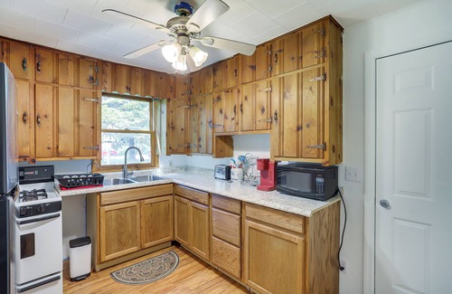 Hudson Lake House | Quaint Grams Lake Cottage: Pets Welcome!