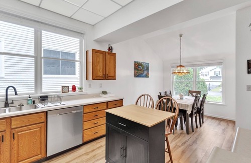 Geyser Crest House | Quaint Hideaway: Close To Spac & Ballston Spa 3 Bedroom Home by RedAwning