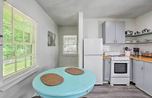 Leeds Apartment | Quaint Leeds Studio w/Yard ~ 18 Mi to Birmingham!