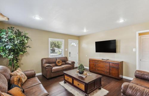 Midland House | Quaint Midland Home about 1 Mi to Downtown!