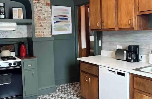 Meadville Apartment | Quaint Pet Friendly 2 Bed Apartment Downtown