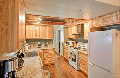 Priest River Cabin | Quaint Priest Lake Cabin w/Patio < 1 Mi to Lake!