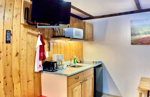Blairmore Cabin | Quaint Riverside Cabin #2