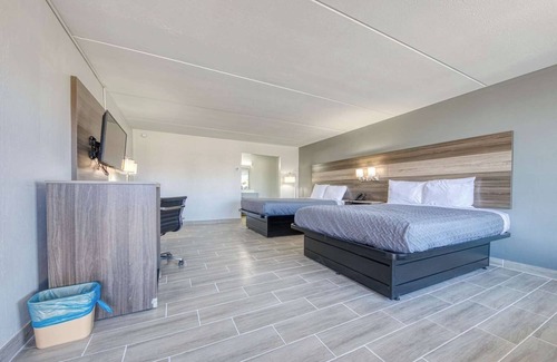 Revelo Hotel | Quaint Room w/Free Breakfast, Seasonal Pool, Ideal for Hiking & Fishing Spots