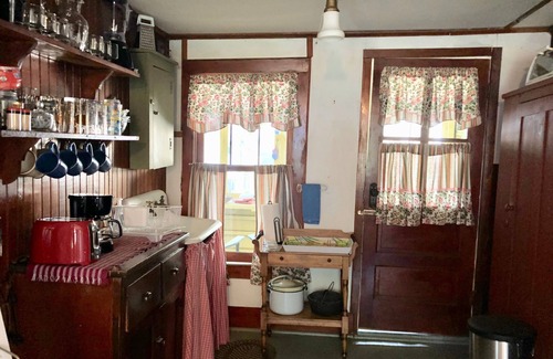 Caroga Lake Cottage | Quaint Rustic Cottage in Charming Caroga Lake -100 Steps to Lake (not on lake)