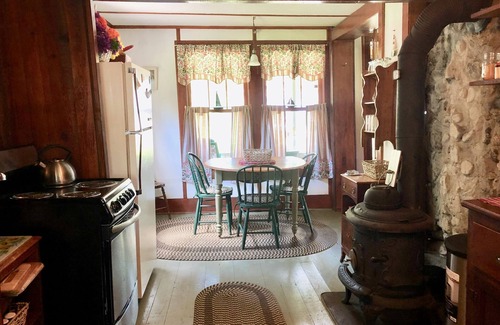 Caroga Lake Cottage | Quaint Rustic Cottage in Charming Caroga Lake -100 Steps to Lake (not on lake)