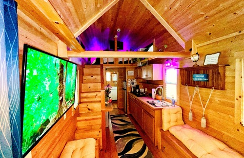 Clarkdale Cabin | Quaint & Spacious Tiny House: Gorgeous Decor, Near ATL Airport, Midtown & Sports