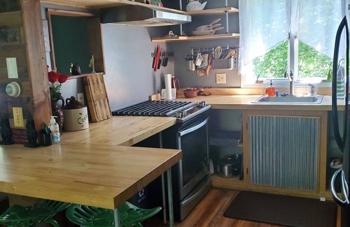 Bath Cottage | Quaint Stream Side Cottage 15m from Oxford&Hamilton OH