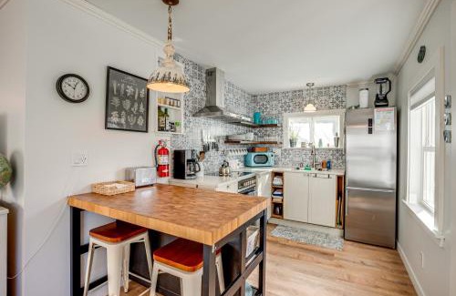 Seaside House | Quaint Sur La Mer Cottage with Deck, Fire Pit