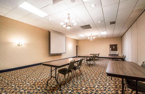 Morris Hotel | Quality Inn Morris I-80